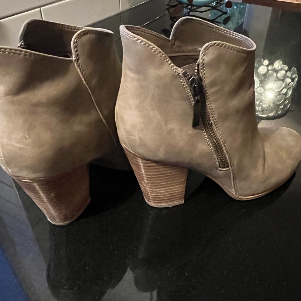 Perfect Bootie 9.5 - Picture 2 of 4
